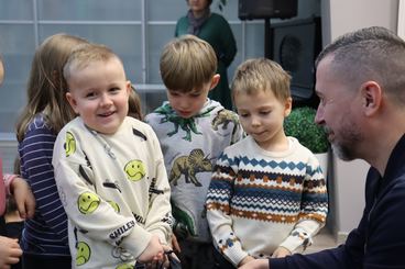 Wieluń: Biblioteka Miejska zaprosiła dzieci na spotkanie z fotografem Piotrem Pabisiakiem